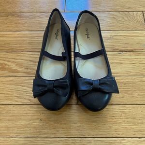 💕Sz 12 black Cat & Jack dress shoes with strap & bow detail.